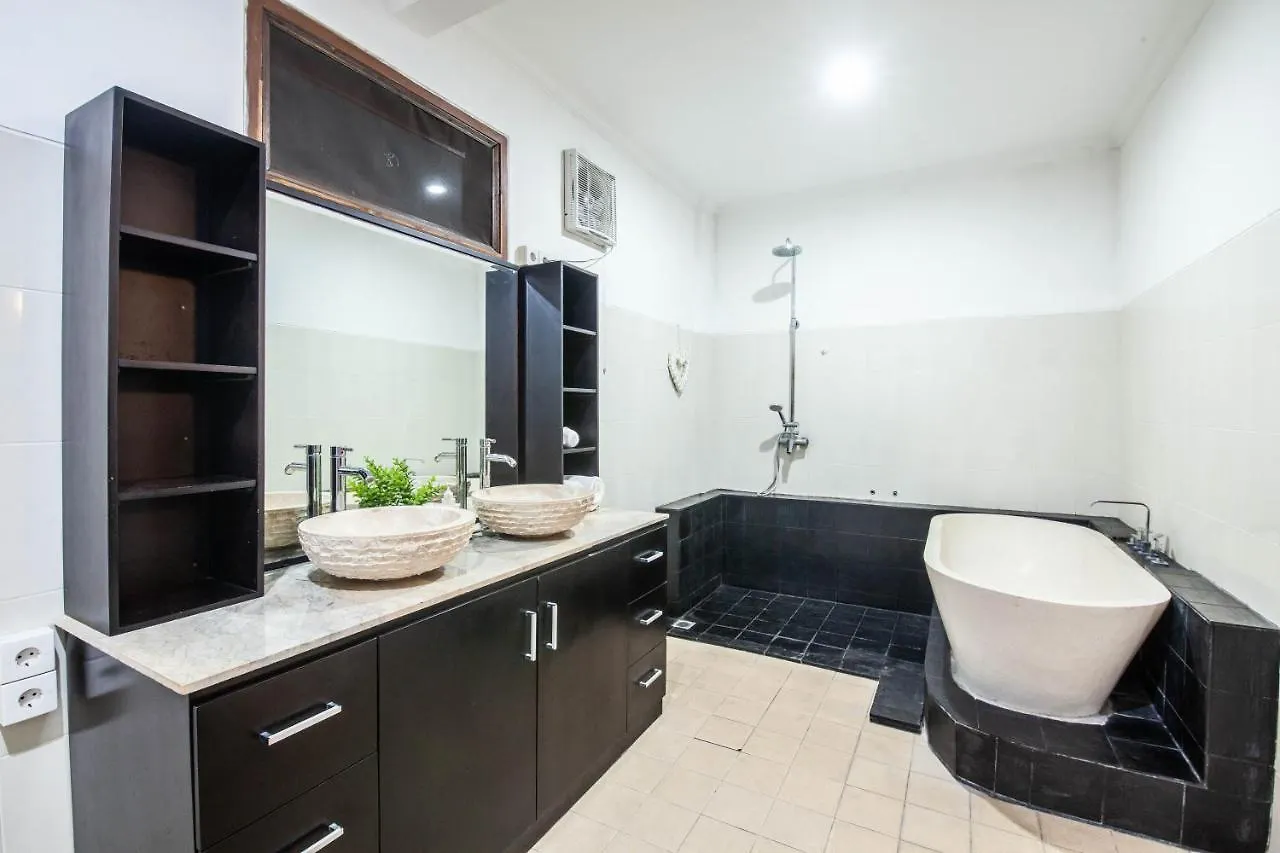 3-Br Private Pool Villa Kayu Aya Seminyak Walk To Beach 0*,  Indonézia